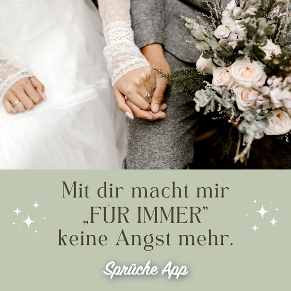 Brautpaar haltet Hände und einen Brautstrauß mit dem Spruch: „Mit dir macht mit „für immer" keine Angst mehr."