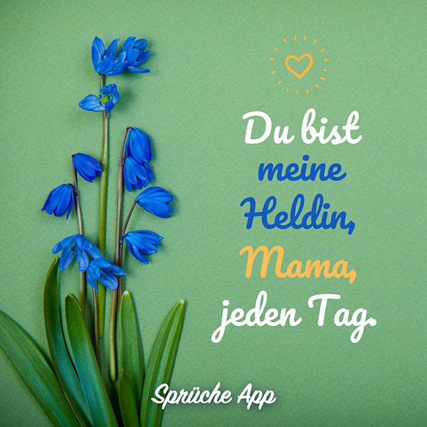 Blaue Blume auf grünem Hintergrund mit Spruch: „Du bist meine Heldin, Mama, jeden Tag."