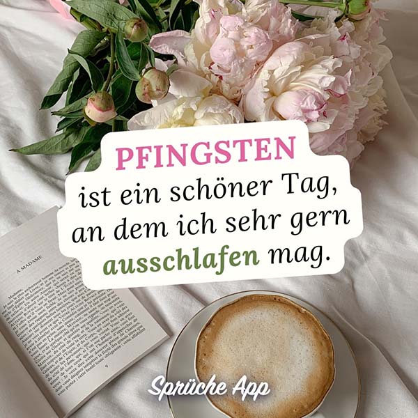 Kaffeetasse, Buch und Pfingstrosen im Bett mit Pfingsten Spruch: „Pfingsten ist ein schöner Tag, an dem ich sehr gern ausschlafen mag."