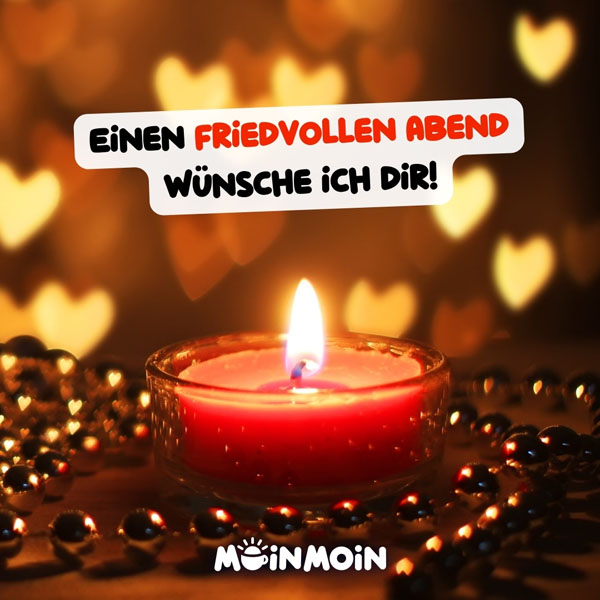 Brennende rote Kerze umgeben von Perlen und Herzen mit dem Wunsch: „Einen friedvollen Abend wünsche ich dir!“