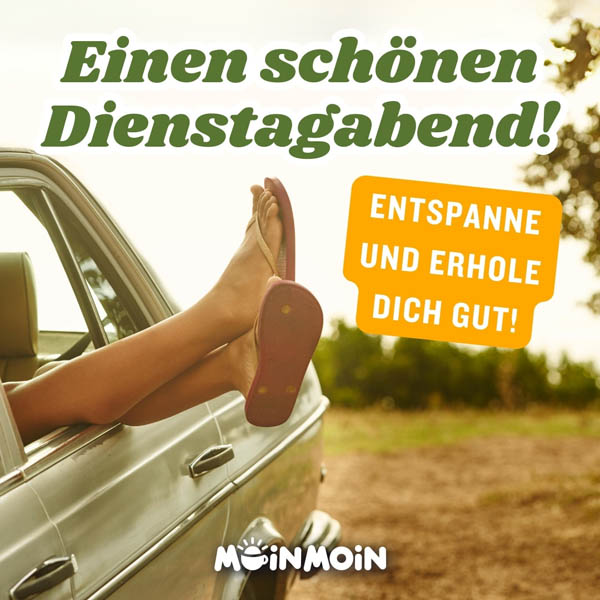 Beine mit Flipflops, die aus dem Fenster eines alten Autos ragen, mit dem Spruch: „Einen schönen Dienstagabend! Entspanne und erhole dich gut!"