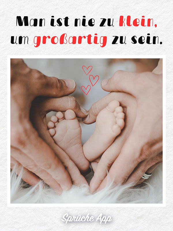 Eltern, die den Fuß eines Babys halten mit Spruch: „Man ist nie zu klein, um großartig zu sein."