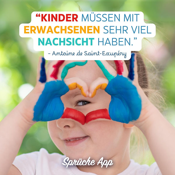 Kleines Mädchen mit angemalten Händen, die ein Herz formen und Zitat: „Kinder müssen mit Erwachsenen sehr viel Nachsicht haben." von Antoine de Saint-Exupéry