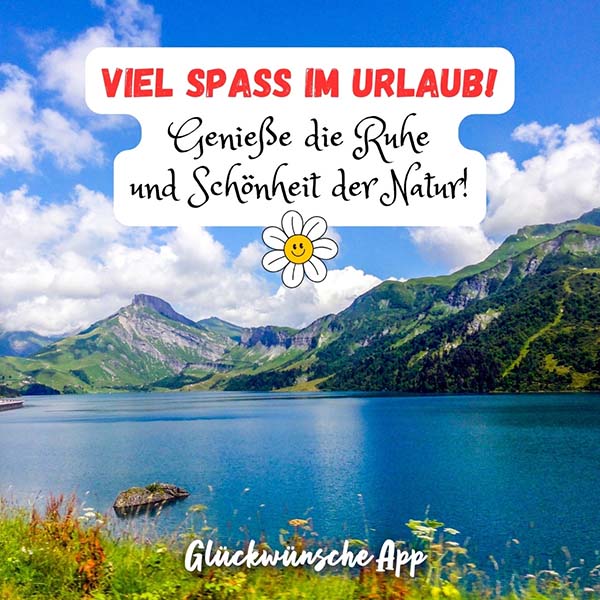 Berge vor einem See mit Grüßen: „Viel Spaß im Urlaub! Genieße die Ruhe und Schönheit der Natur!"