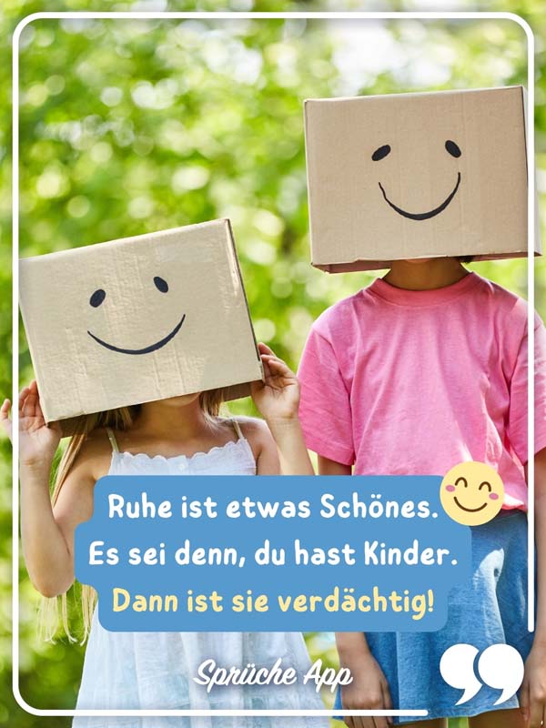 Zwei Kinder mit lustigem Karton über dem Kopf und Kinderspruch: „Ruhe ist etwas Schönes. Es sei denn, du hast Kinder. Dann ist sie verdächtig!"