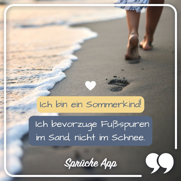 Fußspuren im Strand mit Sommer Spruch: „Ich bin ein Sommerkind! Ich bevorzuge Fußspuren im Sand, nicht im Schnee."
