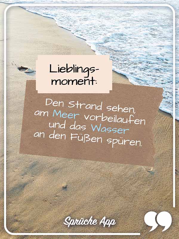 Strand und Meer mit Spruch: „Lieblingsmoment: Den Strand sehen, am Meer vorbeilaufen und das Wasser an den Füßen spüren."