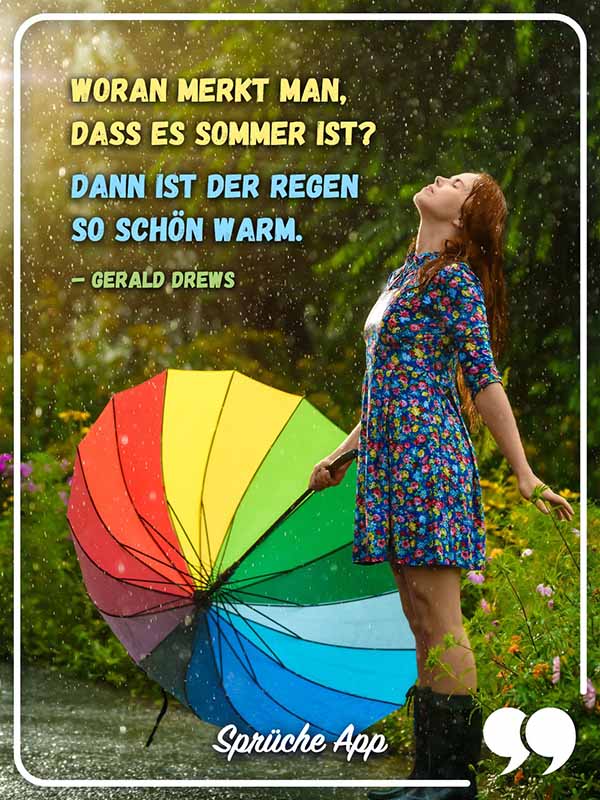 Lächelnde Frau auf einer Wiese im Regen mit Zitat „Woran merkt man, dass es Sommer ist? Dann ist der Regen so schön warm." von Gerald Drews