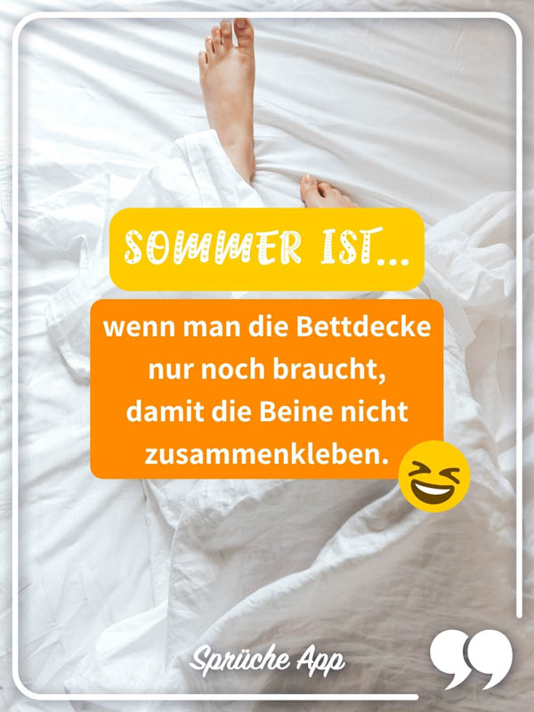Weiße Bettdecke mit Spruch: „Sommer ist, wenn man die Bettdecke nur noch braucht, damit die Beine nicht zusammenkleben."