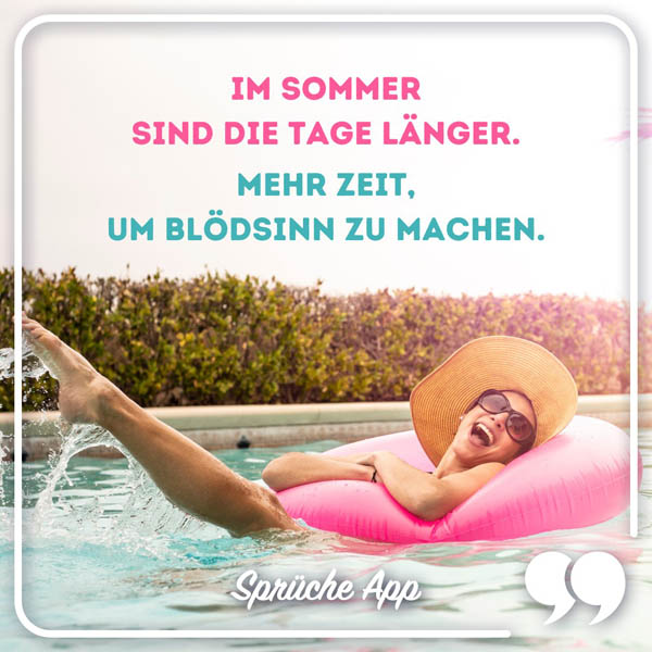 Frau glücklich im Pool mit Spruch: „Im Sommer sind die Tage länger. Mehr Zeit, um Blödsinn zu machen."