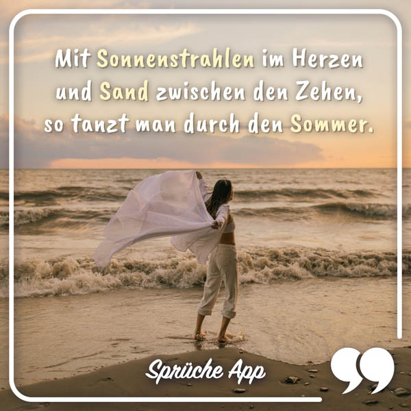 Frau im Sonnenuntergang am Strand mit Spruch: „Mit Sonnenstrahlen im Herzen und Sand zwischen den Zehen - so tanzt man durch den Sommer."