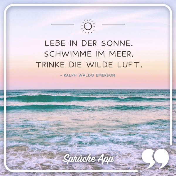 Sonnenuntergang am Meer mit Zitat am Horizont: „Lebe in der Sonne. Schwimme im Meer. Trinke die wilde Luft.“ von Ralph Waldo Emerson