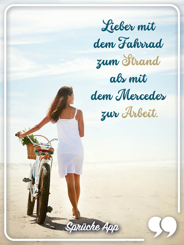 Frau mit Fahrrad am Strand mit Spruch: „Lieber mit dem Fahrrad zum Strand als mit dem Mercedes zur Arbeit."